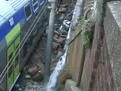 Treni nel caos in Puglia. Crolla muro lungo la ferrovia tra Trinitapoli e Cerignola, sospeso traffico ferroviario. 