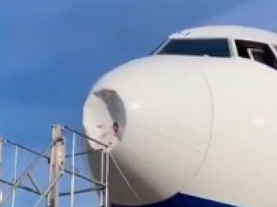 Boeing della British Airways diretto a Londra colpito da un uccello, subisce danni al radome