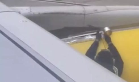 L’operaio ripara l'aereo passeggeri con del nastro adesivo - Video
