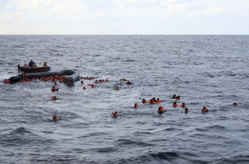 Migranti nuovo dramma nel Mediterraneo, naufragio al largo delle coste della Libia. 