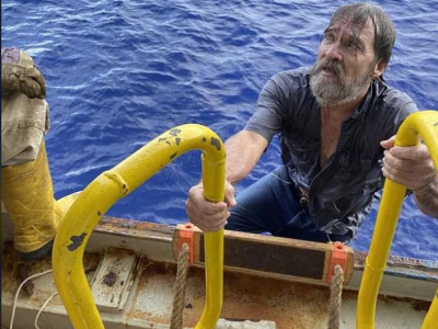 Florida, naufrago sessantenne recuperato in alto mare dopo 48 ore in acqua aggrappato alla prua di un motoscafo ribaltato