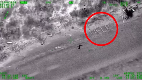 Scrive “help” sulla spiaggia, naufrago salvo su un’isola deserta - VIDEO