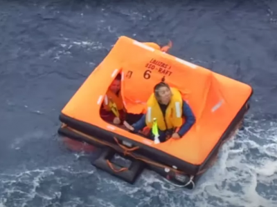 Una famiglia dispersa in mare da sette giorni &egrave; stata miracolosamente ritrovata sulla loro imbarcazione alla deriva in mare