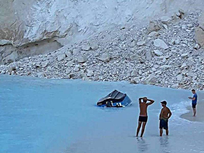 Frana la scogliera, turisti feriti dopo la caduta di massi sulla spiaggia incontaminata di Zante in Grecia