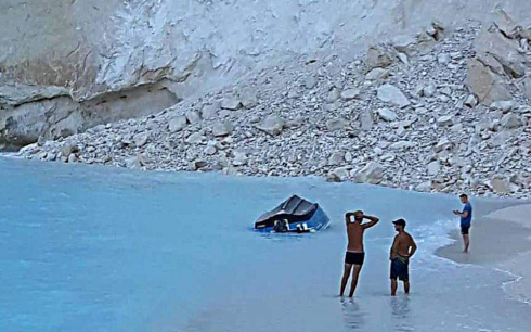 Frana la scogliera, turisti feriti dopo la caduta di massi sulla spiaggia incontaminata di Zante in Grecia