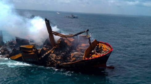 Disastro ambientale in Sri Lanka, affonda una nave carica di sostanze chimiche