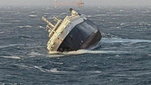 Una nave carica di auto affonda nel Golfo Persico. IL VIDEO