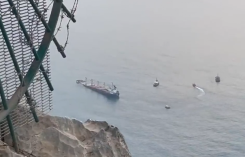 Gibilterra, una petroliera affonda dopo la collisione con un’altra nave – Il video