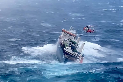 Mercantile olandese alla deriva al largo della Norvegia dopo una drammatica evacuazione in elicottero - Il video 