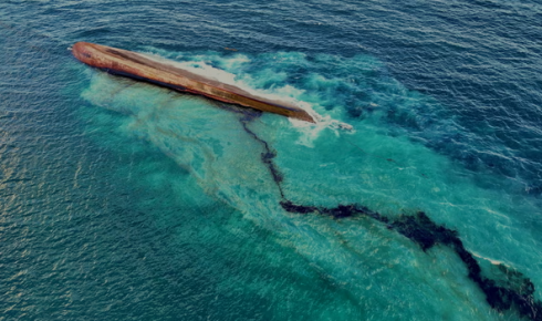 Naufragio misterioso nei Caraibi: preoccupa il petrolio riversatosi in mare e sulla barriera corallina