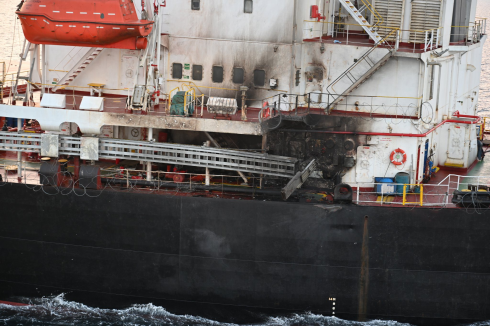 Missile colpisce nave portarinfuse nel Mar Rosso – Il video
