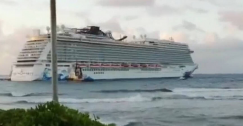 Caraibi, nave da crociera si è arenata con migliaia di persone a bordo