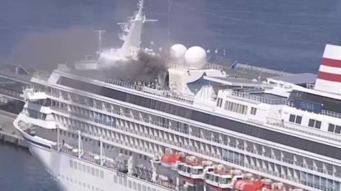 Giappone, nave da crociera in fiamme: le immagini dei soccorsi.