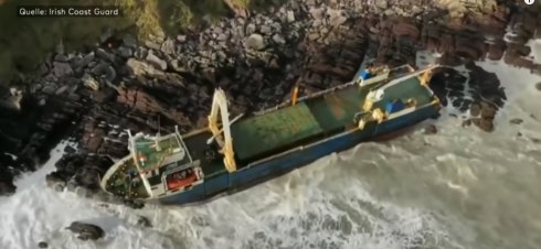 Irlanda. "DENNIS" STORM: nave fantasma si incaglia la sulla costa irlandese - VIDEO. 