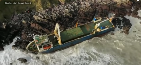 Irlanda. "DENNIS" STORM: nave fantasma si incaglia la sulla costa irlandese - VIDEO.