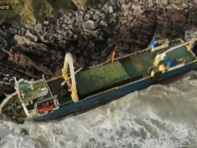 Irlanda. "DENNIS" STORM: nave fantasma si incaglia la sulla costa irlandese - VIDEO. 