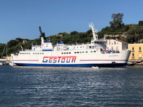 Traghetto si incaglia nel porto di Ischia