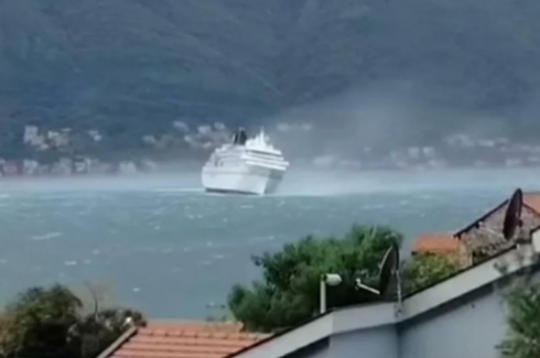 Un video di una mareggiata choc dall'Adriatico: vento forte e mare mosso inclinano la nave da crociera!