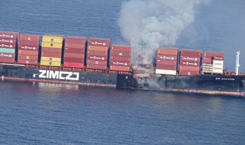 Disastro ambientale in Canada: nave in fiamme rilascia gas tossico vicino a Vancouver – VIDEO