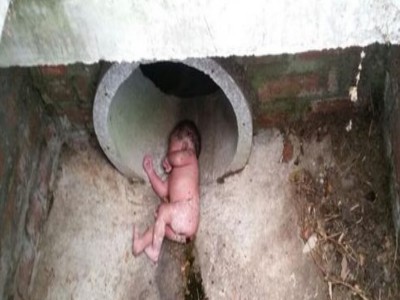 neonata nello scolo