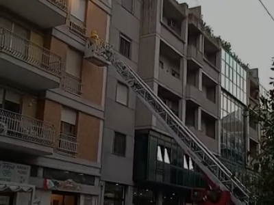 Lecce: grosso nido di vespe sul balcone in via Oberdan, intervengono vigili del fuoco. Il video