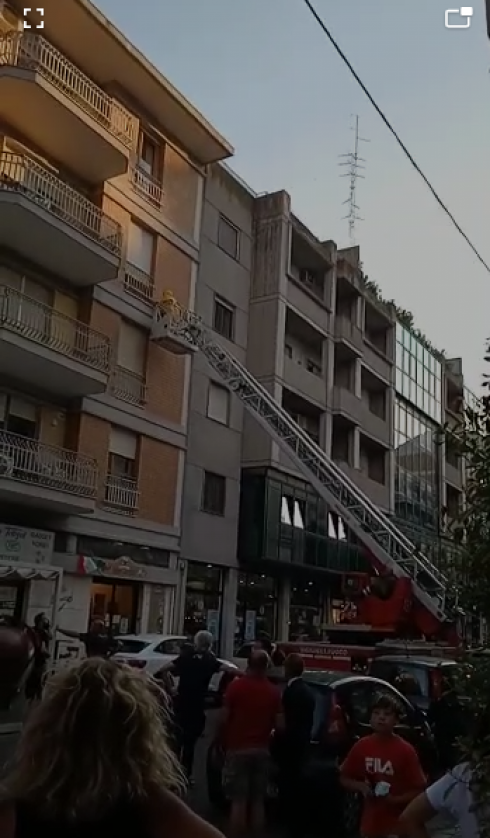 Lecce: grosso nido di vespe sul balcone in via Oberdan, intervengono vigili del fuoco. Il video