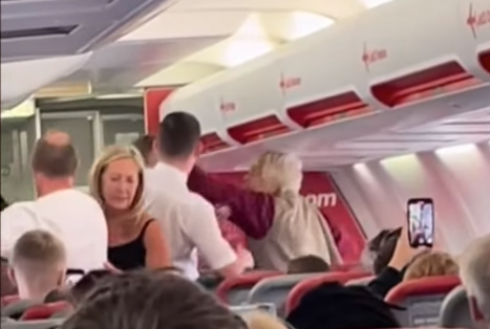 "Nonna indisciplinata" passeggera del volo Jet2.com tra Manchester e Rodi fa deviare a Monaco l’aereo