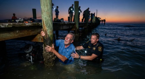 Miracolo a New Smyrna Beach: anziano in sedia a rotelle cade in acque infestate da squali e si salva dopo un’ora di terrore