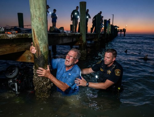 Miracolo a New Smyrna Beach: anziano in sedia a rotelle cade in acque infestate da squali e si salva dopo un&rsquo;ora di terrore