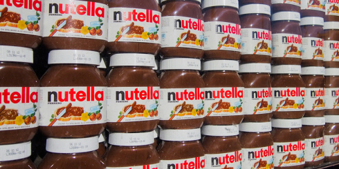 "Aumentateci lo stipendio": Francia, operai in rivolta nella fabbrica della Nutella