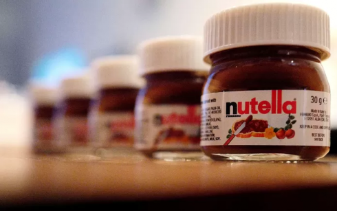 La “Nutella” riduce le dimensioni dei suoi barattoli, ma mantiene lo stesso prezzo.