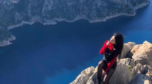 Selfie da "brivido" per celebrare la fine del lockdown con una foto sulla scogliera: donna cade e muore.