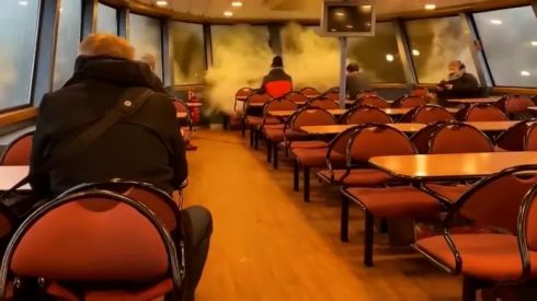 Panico a bordo di un traghetto di Amburgo, una potente onda manda in frantumi i finestrini (VIDEO)