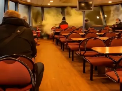 Panico a bordo di un traghetto di Amburgo, una potente onda manda in frantumi i finestrini (VIDEO)