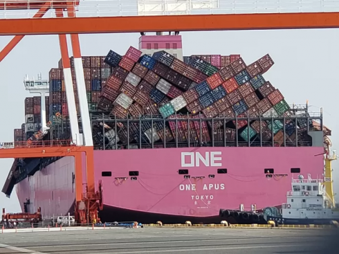 Nave cargo perde oltre 1900 container in mare, 60 carichi di merci pericolose – VIDEO 