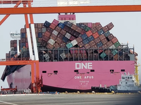 Nave cargo perde oltre 1900 container in mare, 60 carichi di merci pericolose – VIDEO