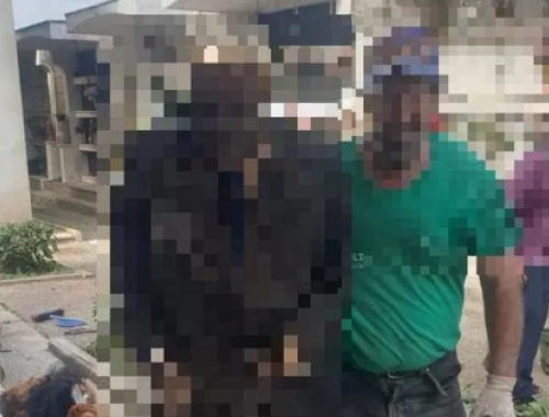 Selfie mania con il morto: operaio cimiteriale si fa fotografare con un cadavere e pubblica immagini.