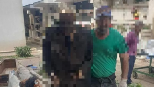 Selfie mania con il morto: operaio cimiteriale si fa fotografare con un cadavere e pubblica immagini.