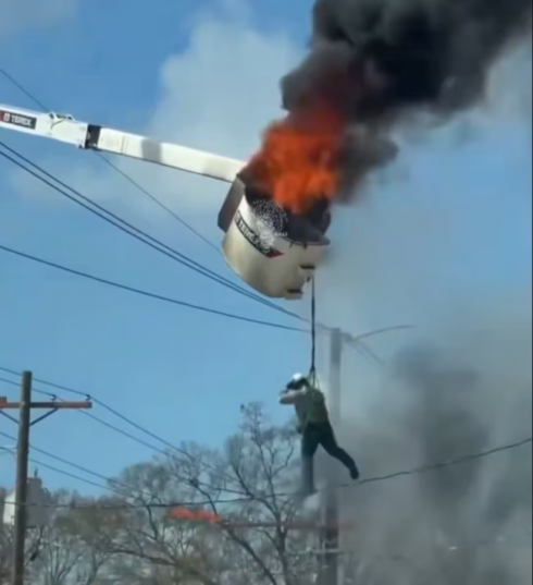 Un lavoratore precipita da un cestello di una piattaforma aerea in fiamme &ndash; Il video