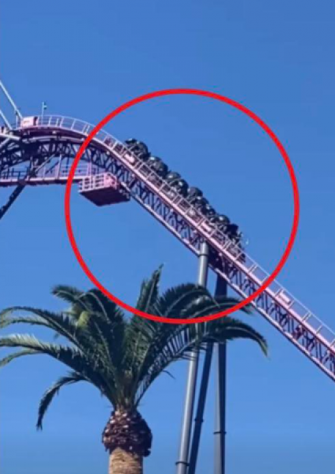 Incubo sulle montagne russe &ldquo;Movie World&rdquo;: persone bloccate improvvisamente a met&agrave; corsa a dieci metri da terra &ndash; Il video