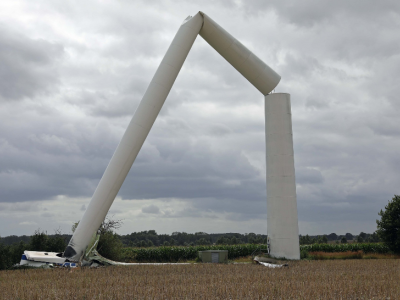 VIDEO: pala eolica di 65 metri crolla per le raffiche di vento