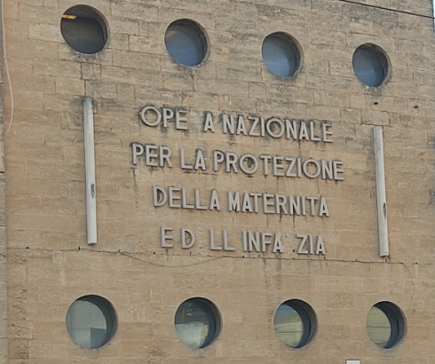 Lecce, indecoroso e non a norma l’Ufficio minori e famiglia in locali così angusti nel Palazzo ex O.N.M.I.. 