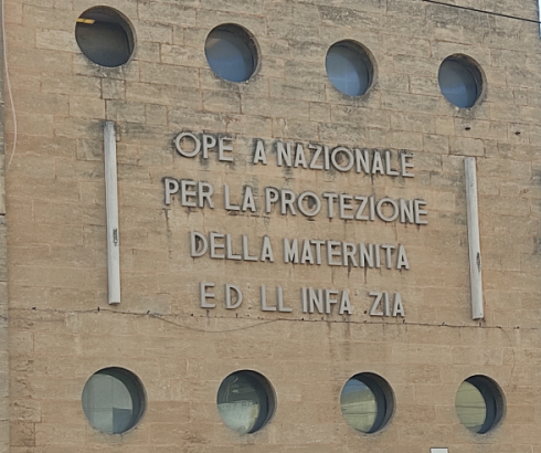Lecce, indecoroso e non a norma l’Ufficio minori e famiglia in locali così angusti nel Palazzo ex O.N.M.I..
