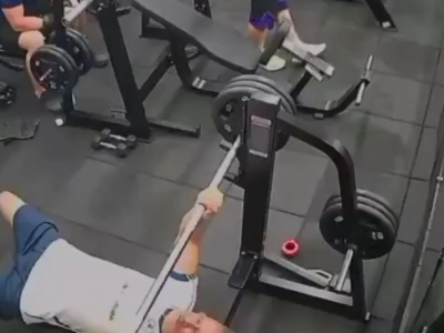 Tragedia in palestra, bilanciere cade sul petto durante l’allenamento. Muore un appassionato di fitness in un incidente in palestra – VIDEO 