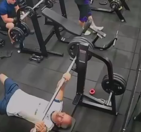 Tragedia in palestra, bilanciere cade sul petto durante l’allenamento. Muore un appassionato di fitness in un incidente in palestra – VIDEO