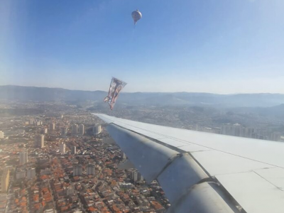 Boeing 777 della Qatar Airways evita il pallone durante l'avvicinamento finale all'aeroporto di San Paolo in Brasile