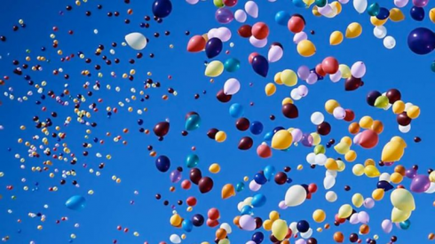 A Trento “chi libera palloncini nel cielo paga”: approvata l’ordinanza anti-littering.
