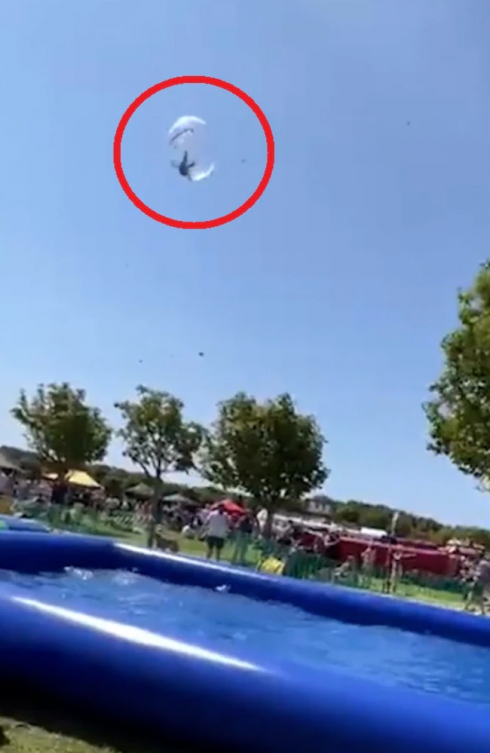 Un mini tornado scaraventa in aria un pallone gonfiabile con dentro un bambino di 9 anni, poi lo schianto – Il video