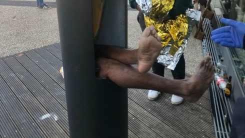 Cellulare cade nel palo. Lui cerca di recuperarlo, ma rimane incastrato.
