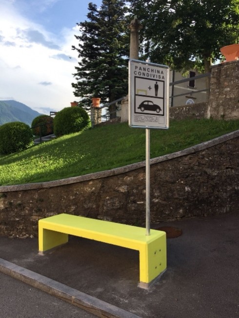 Panchine gialle per chi fa l'autostop: l’idea da importare da Lugano a Roma